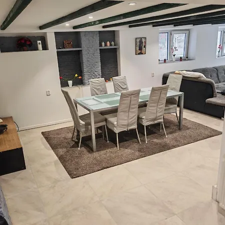 Urban Oasis - Big Stylish Apartmán